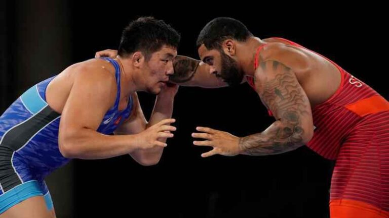 Peraih Medali Emas Olimpiade Tantang Juara UFC