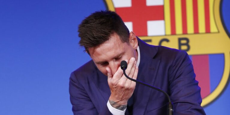 Berurai Air Mata, Messi Pamit dari Barcelona
