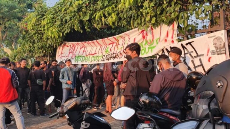 Ratusan Suporter Gruduk Markas PSS Sleman