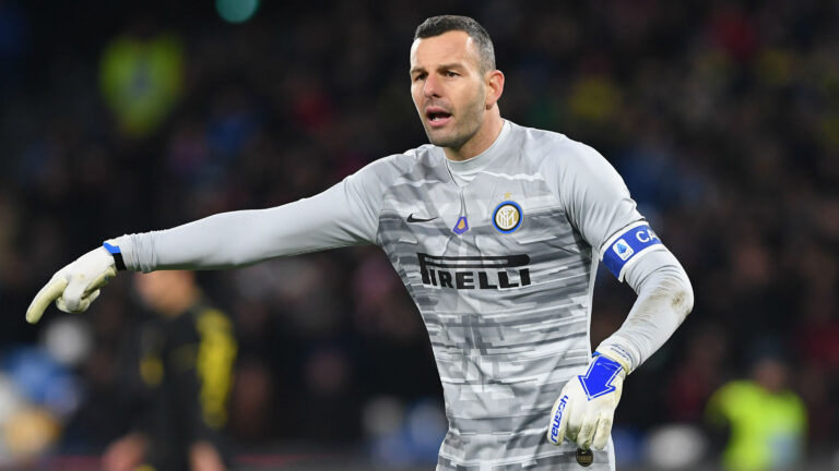 Cari Pengganti Handanovich, Inter Incar Kiper Buangan