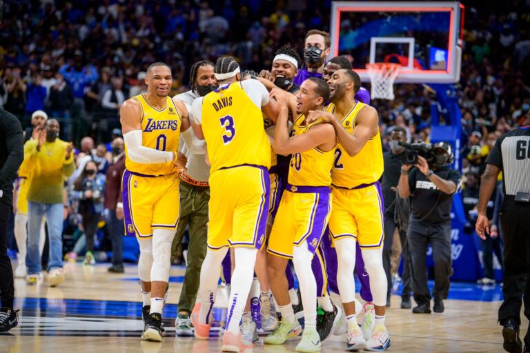 Lakers Kalahkan Mavericks 107-104