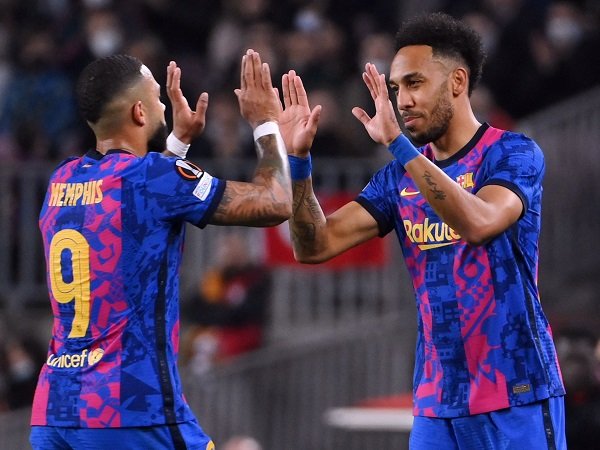Xavi Bimbang Di Persimpangan Jalan