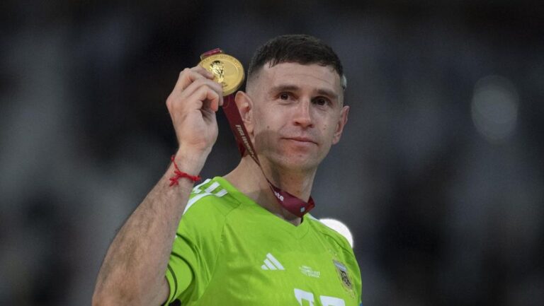 MU Tertarik Datangkan Emiliano Martinez