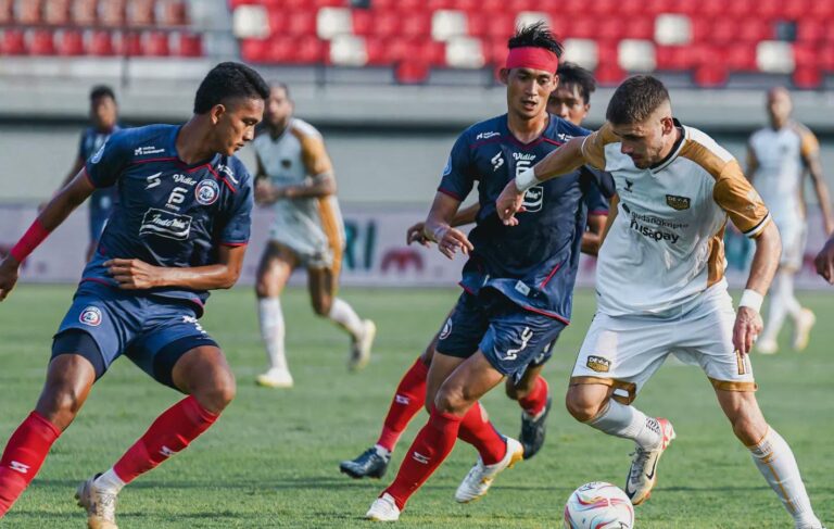 Arema Kalahkan Dewa United 2-1