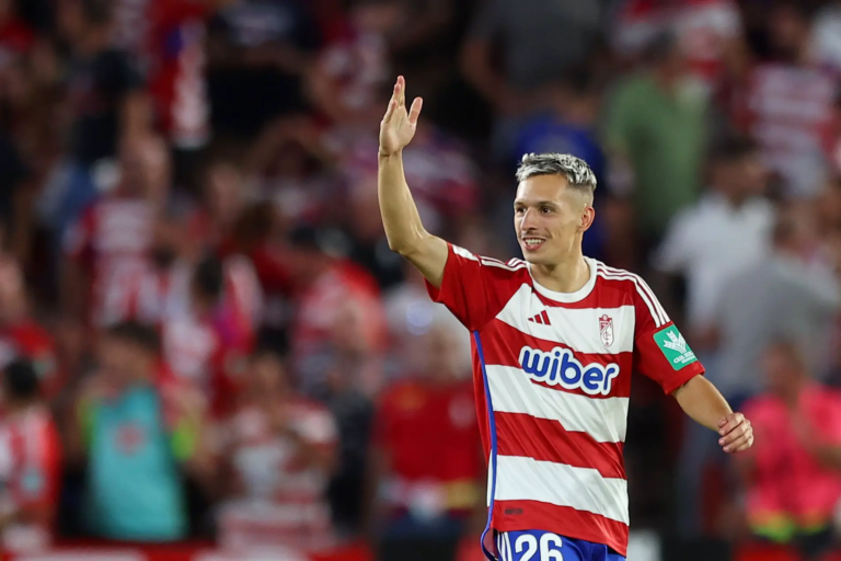 Bayern Munchen Cari Striker Pelapis Harry Kane