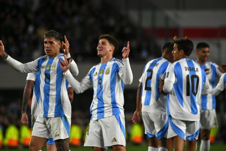 Argentina Gulung Chile 3-0
