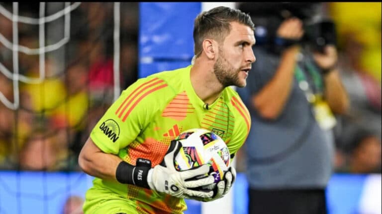 Maarten Paes Raih Penghargaan Save of the Year MLS 2024