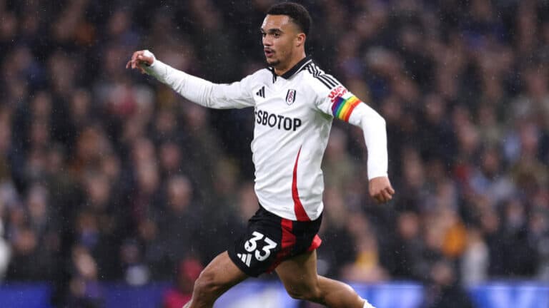 Liverpool Incar Antonee Robinson Musim Panas Mendatang