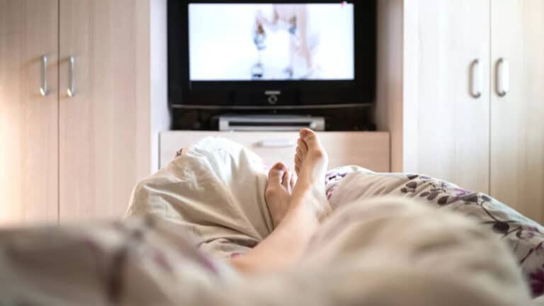 Menonton TV Sebelum Tidur: Baik atau Buruk?