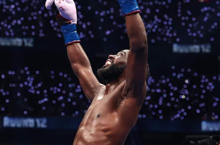 Terence Crawford Menang Angka Atas Canelo Alvarez