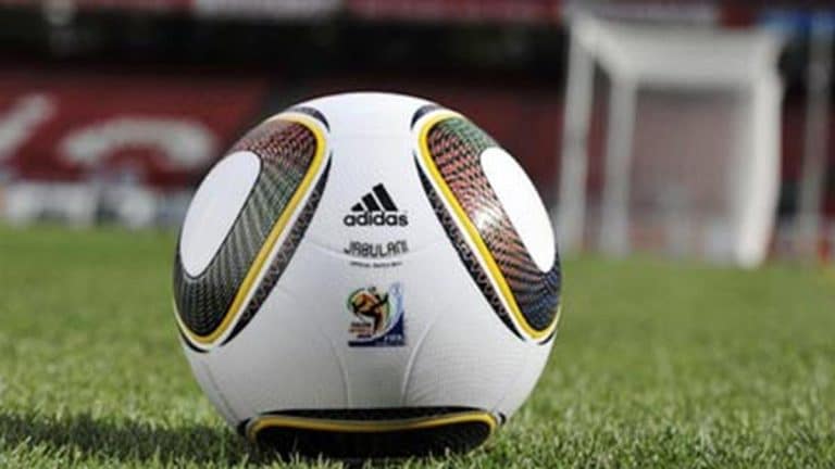Perkembangan Bola Sepak: Dari Kulit Hewan Ke Smart Ball