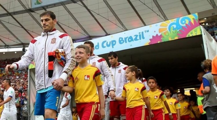 Makna Indah Di Balik Tradisi Pendamping Cilik Dalam Sepak Bola