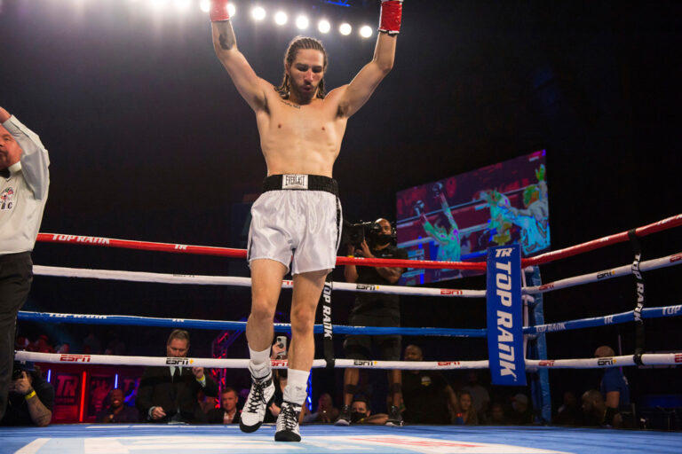 Cucu Muhammad Ali Menang KO