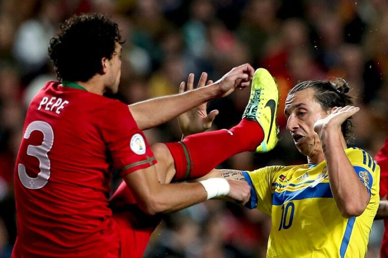 Duel Pemain Gaek di Laga AC Milan vs FC Porto