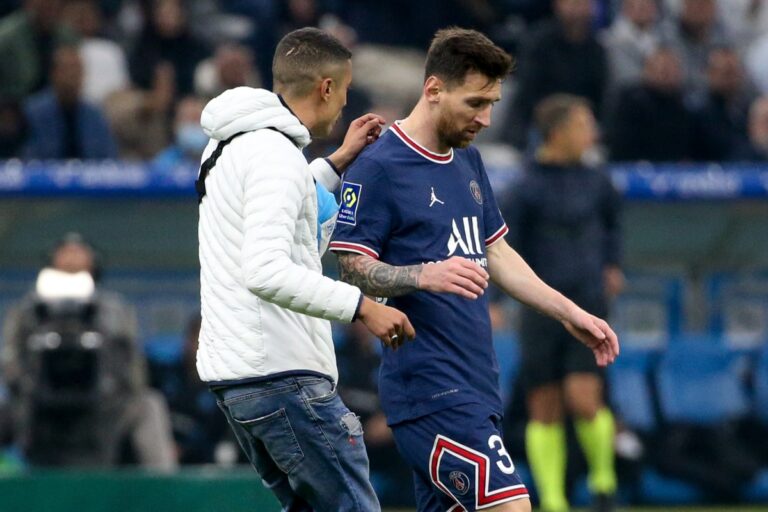 Ulah Suporter Dalam Pertandingan PSG vs Marseille