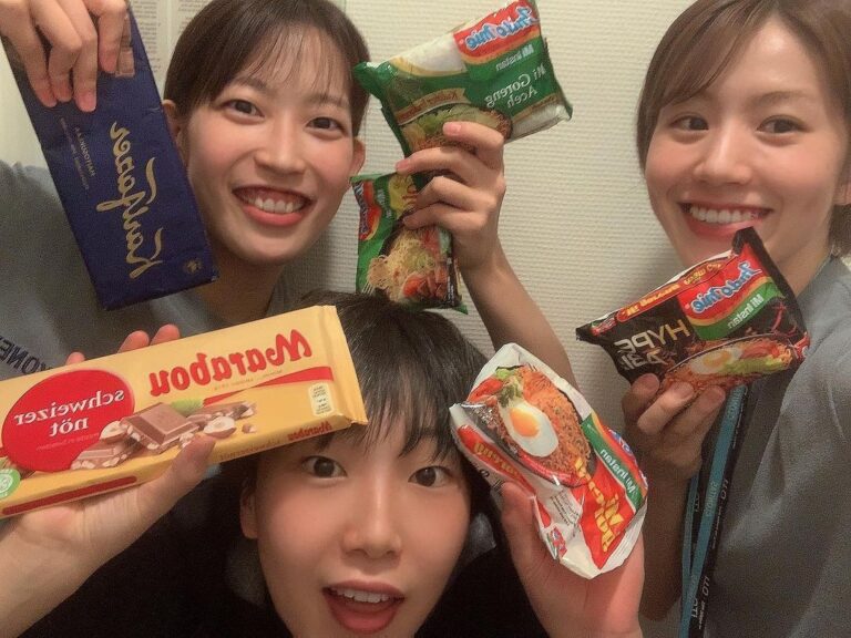 Greysia Bagi Bagi Hadiah Ke Pemain Jepang