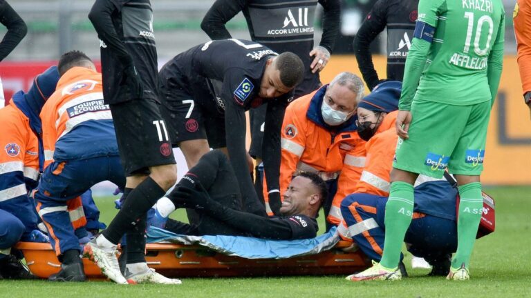 Naik Meja Operasi, Neymar Absen Hingga Januari 2022