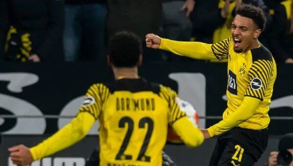 Kalahkan Stuttgart, Dortmund Bayangi Bayern Muenchen