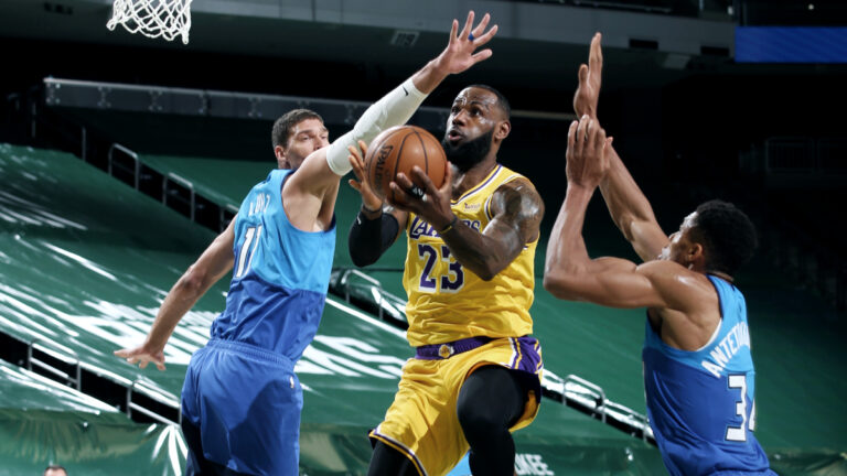 Tanpa LeBron James LA Lakers Kesulitan Hadapi Milwaukee Bucks