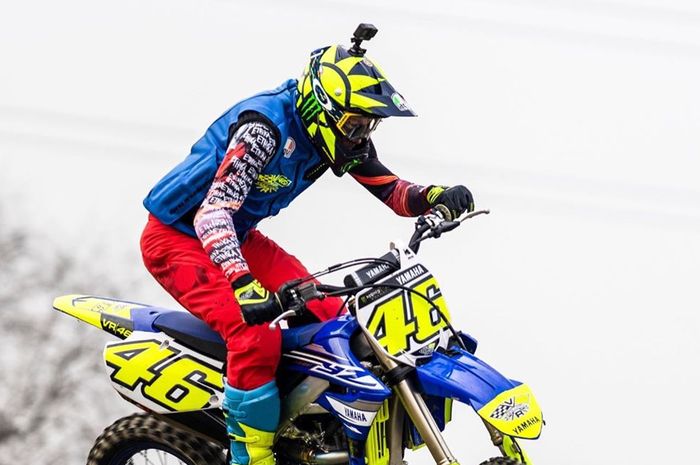 Belum Sebulan Pensiun, Valentino Rossi Naik Podium Juara Lagi
