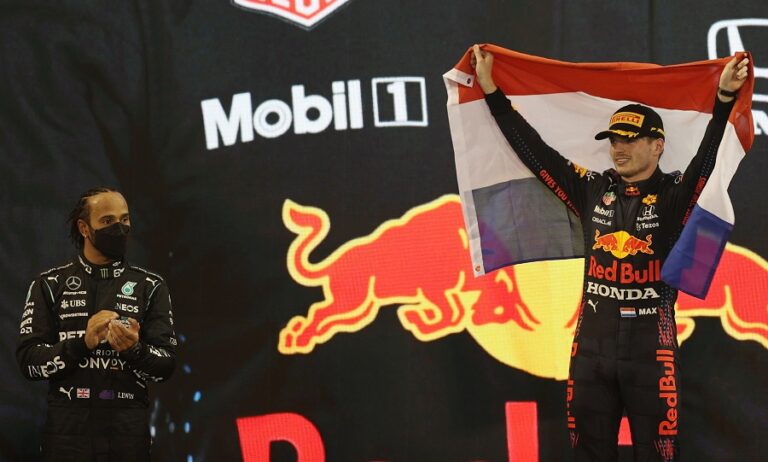 Verstappen Jadi Juara Formula 1 GP 2021 Setelah Salip Hamilton di Lap Terakhir