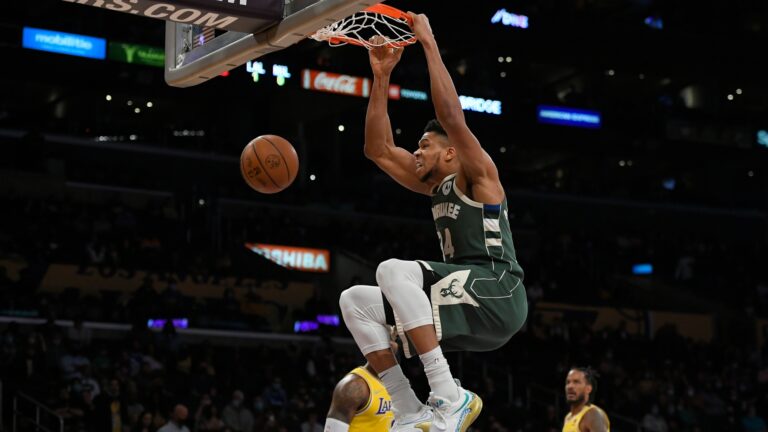 Milwaukee Bucks Hancurkan LA Lakers