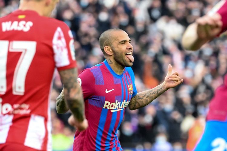 Dani Alves Cetak Gol dan Dapat Kartu Merah