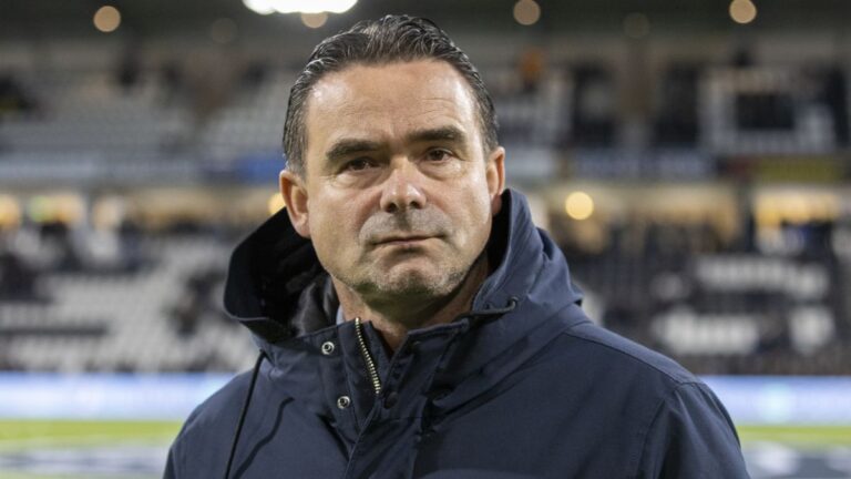 Kirim Chat Mesum, Overmars Mundur Dari Ajax