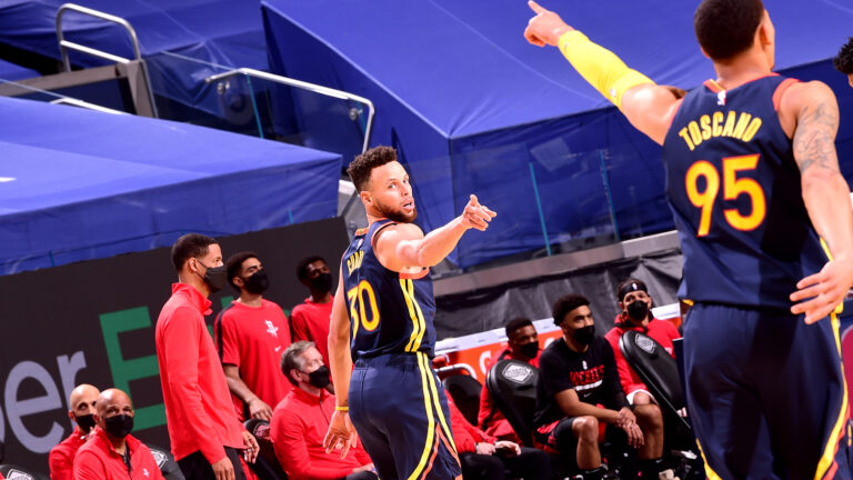 Stephen Curry Ngamuk, Warriors Bantai Houston Rockets