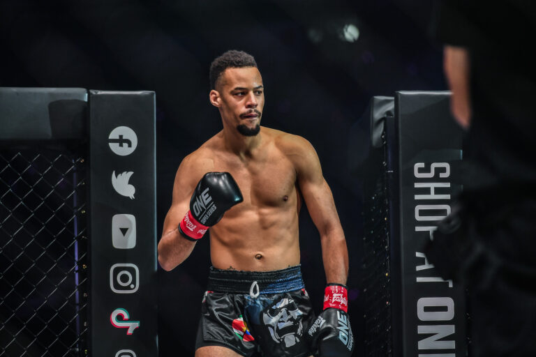 Regian Eersel Pertahankan Sabuk Juara ONE Lightweight Kickboxing