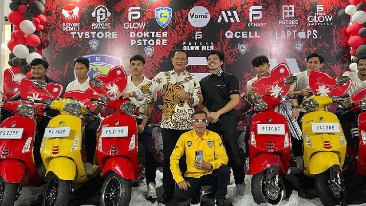 Atta Halilintar Bagi Bagi Vespa dan Handphone Untuk Pemain Timnas Futsal Indonesia