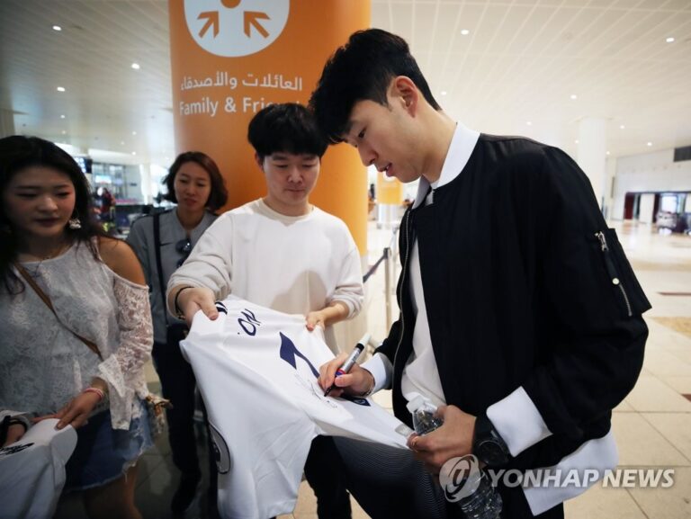 Son Heung Min Disambut Bak Bintang K-Pop di Kampung Halaman