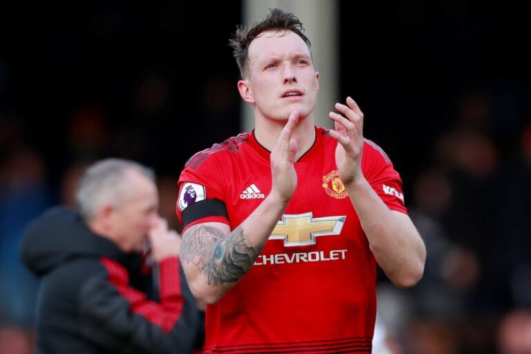 Berkarat Di Old Trafford, Phil Jones Diminati Tiga Tim Liga Primer Inggris