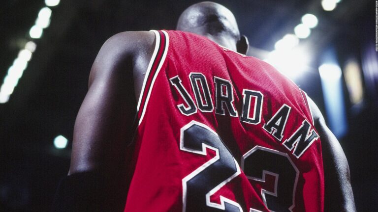 Jersey Michael Jordan Tumbangkan Rekor Jersey Maradona