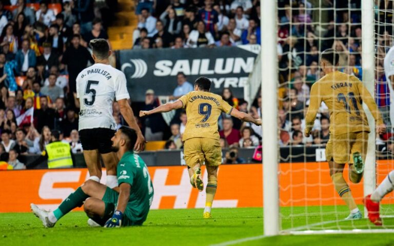 Lewandowski Bawa Barca Ke Puncak Klasemen