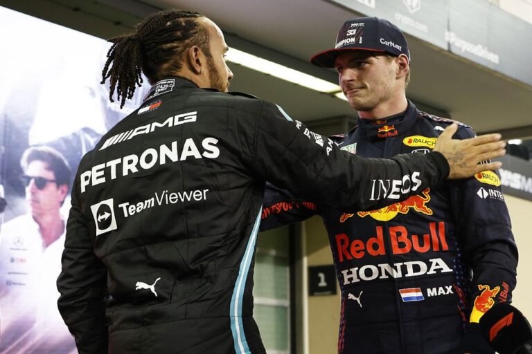 Ucapkan Selamat Pada Verstappen, Hamilton Janji Akan Menantangnya Lagi Musim Depan