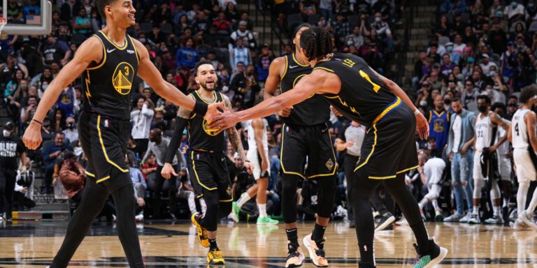 Warriors Benamkan Spurs 132-95