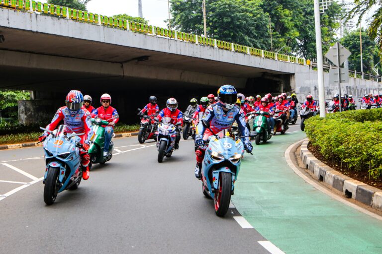 Rider Dan Motor Gresini Racing Mengaspal Di Jalanan Jakarta
