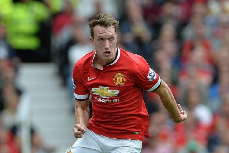 Bertahun Tahun Magabut, Phil Jones Akhirnya Dicoret Dari Daftar Pemain MU
