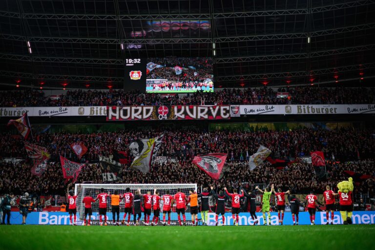 Ditekuk Leverkusen, Die Roten Turun Takhta