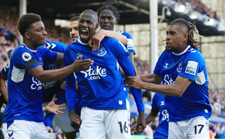 Everton Lolos Dari Lubang Jarum