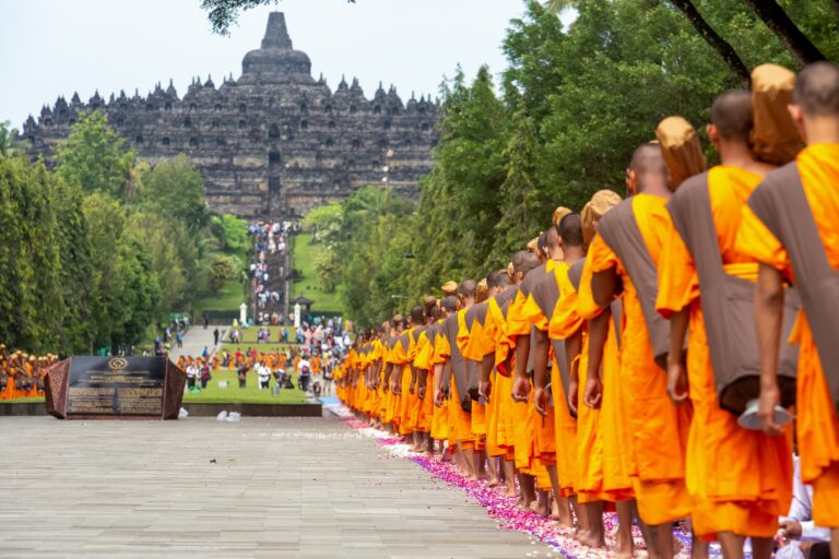 Ajaran Buddha, Thudong, Borobudur dan Waisak