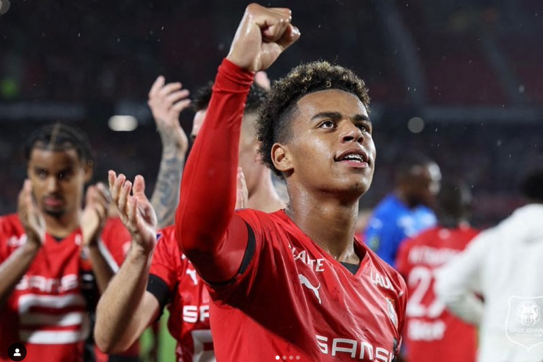 Dortmund Dan Newcastle Bersaing Dapatkan Desire Doue
