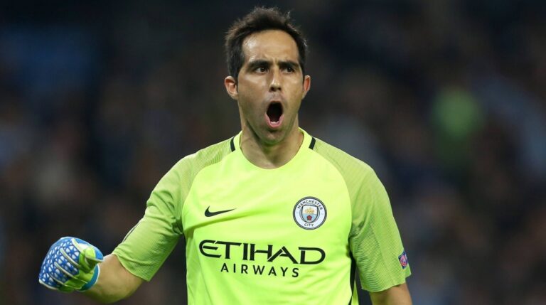 Claudio Bravo Umumkan Pensiun