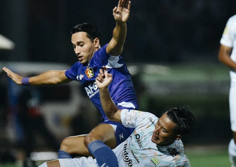 Tyronne del Pino Bawa Maung Bandung Raih Kemenangan