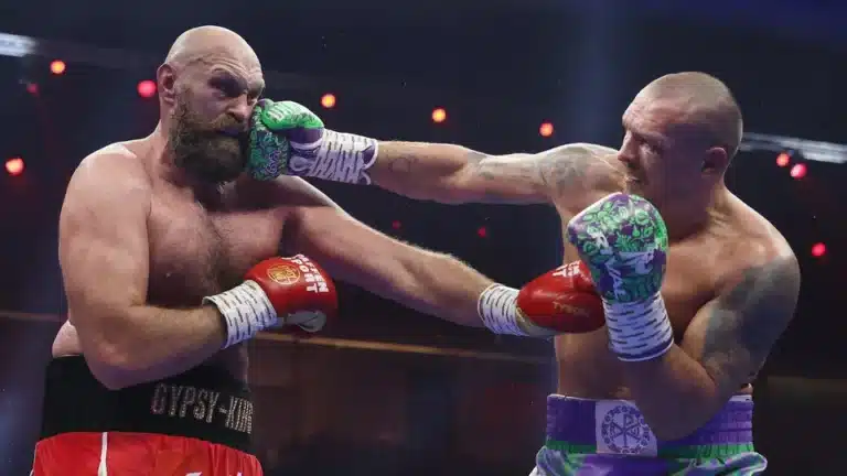 Kalahkan Fury, Oleksandr Usyk Pertahankan Gelar Juara Dunia
