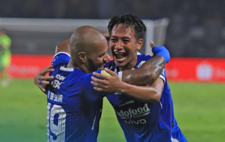 Pangeran Biru Menang Besar Atas Persik Kediri