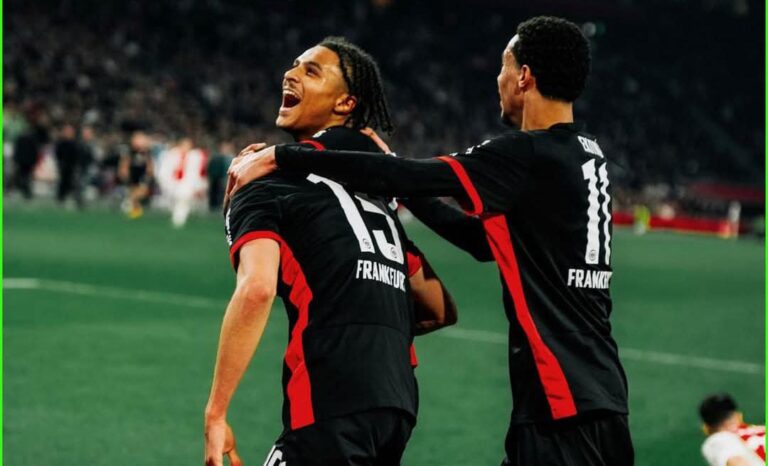 Eintracht Frankfurt Kalahkan Ajax Amsterdam 2-1