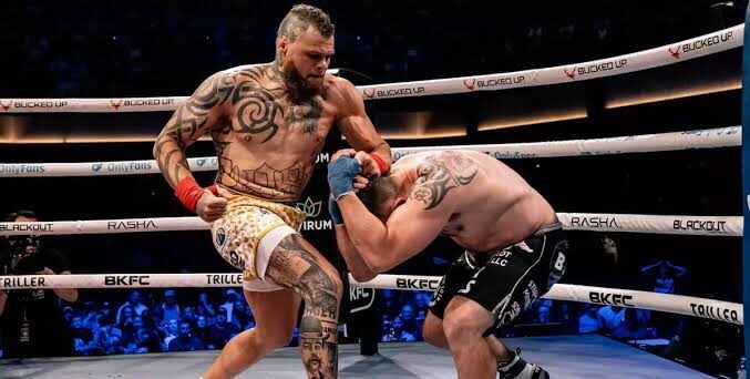 Marcus Edwards Hancurkan David Cochrane Dengan TKO