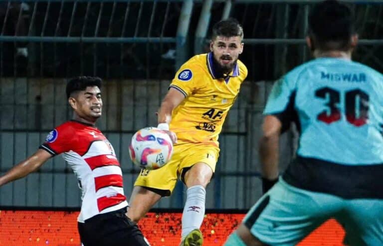 Madura United Menjauh Dari Zona Degradasi